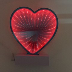 Leuchtende 3D LED-Spiegelbild mit Herz-Motiv