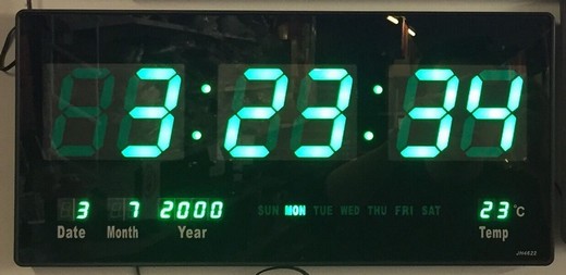 LED - Wanduhr mit Zahlen grün quadratisch digital Uhr Datum Temperatur Alarm (45x22cm) 4622mm #