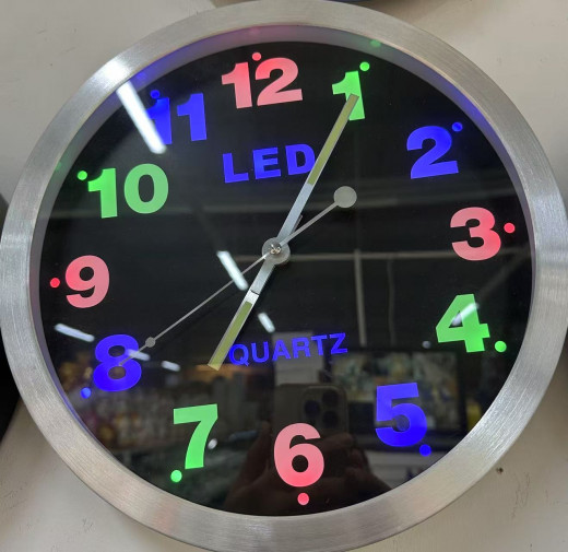 LED - Wanduhr Siebe mit bund farbe (30x30cm)
