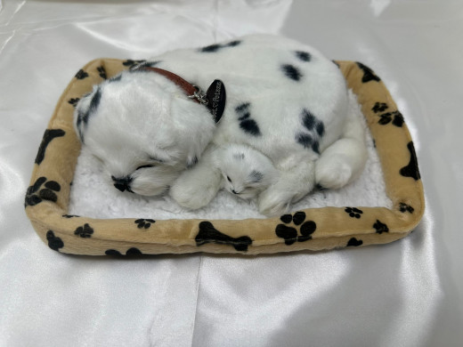 Simulierter Hund mit Geräuschen und Bewegungen