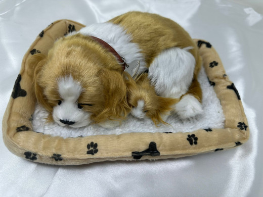 Simulierter Hund mit Geräuschen und Bewegungen