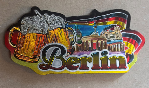 Weißblechen Kühlschrankmagnet 5,5x11 cm mit Berlin-Motiv.
