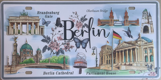 Weißblechen Kühlschrankmagnet 30x15cm mit Berlin-Motiv.
