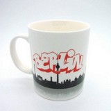 Tasse mit Graffiti Aufschrift Berlin und Silhoütte