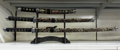Samuraischwert Set Deko stumpf mit Schwertständer goldener Drache auf schwarzem Hintergrund